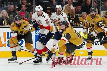 Передача россиянина помогла «Вегасу» выйти вперед в финальной серии Кубка Стэнли. «Вегас Голден Найтс» обыграл «Флорида Пантерс» в первом матче финальной серии Кубка Стэнли-2023. Встреча прошла в Парадайсе и завершилась со счетом 5:2 в пользу хозяев площадки. Одержать победу команде помог, в том числе, российский нападающий Иван Барбашев, отметившийся результативной передачей.