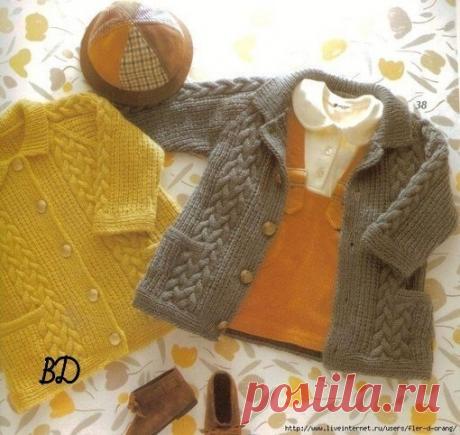 КАК СВЯЗАТЬ ДЕТСКОЕ ПАЛЬТО

Два размера. Высота спинки 41 (44) см. Плотность вязания 25 п. х29 р. = 10 х 10 см. 5 пуговиц. Спицы для получения нужной плотности. 400 г. пряжи.
Рельефный рисунок — узор из кос и резинка 1х1 делают эту кофту не только красивой, но и теплой. Малышка будет чудесно выглядеть в ней.

Спинка и передние полочки

Как вы заметили кофта вяжется с регланом.
Для полочки набрать 56 (58) п. и Вязать 10 п. резинка 1х1, 23 п. — косы, 23 (25) п. резинка 1х1.
...