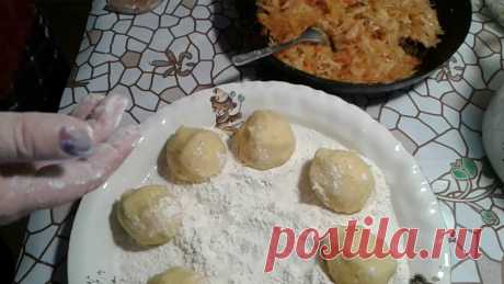 КАРТОФЕЛЬНЫЕ ЗРАЗЫ С КАПУСТОЙ! Картофель не очищенный 1 кг. 2 яйца,3-4 ст.л. муки,20 гр. масла  Растолочь до однородности,в остывшую массу добавить яйца и муку! ПРИЯТНОГО!