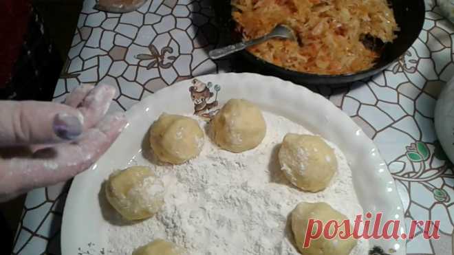 КАРТОФЕЛЬНЫЕ ЗРАЗЫ С КАПУСТОЙ! Картофель не очищенный 1 кг. 2 яйца,3-4 ст.л. муки,20 гр. масла  Растолочь до однородности,в остывшую массу добавить яйца и муку! ПРИЯТНОГО!