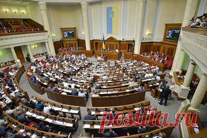 Число депутатов Верховной рады вновь сократится. Четырех неназванных депутатов Верховной рады Украины из запрещенных оппозиционных партий лишили мандатов, сообщил парламентарий от партии «Слуга народа» Давид Арахамия. «Это произойдет конституционным способом, то есть без шансов на обжалование в судах», — пояснил он, комментируя ситуацию.