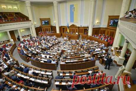Число депутатов Верховной рады вновь сократится. Четырех неназванных депутатов Верховной рады Украины из запрещенных оппозиционных партий лишили мандатов, сообщил парламентарий от партии «Слуга народа» Давид Арахамия. «Это произойдет конституционным способом, то есть без шансов на обжалование в судах», — пояснил он, комментируя ситуацию.