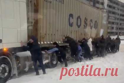 Толкающих фуру и автобус из снега россиян сняли на видео. Из-за сильных осадков жителям столичного региона пришлось массово выталкивать фуру и автобус из снега. На первой записи видно, как более 10 человек в новомосковском поселении Сосенском помогают фуре выбраться из снежного плена. На втором видео можно наблюдать, как пассажиры толкают автобус, чтобы уехать на нем.