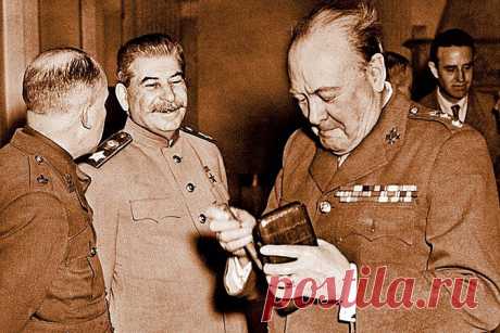 Британские СМИ выяснили, что Уинстон #Черчилль пытался убедить американцев нанести ядерный удар по СССР.
- Черчилль настойчиво просил сенатора-республиканца Стайлза Бриджа убедить президента США Гарри Трумэна нанести ядерный удар, который стер бы с лица земли Кремль и превратил бы Советский Союз в малозначительную проблему, - сообщает газета The Daily Mail. Журналисты отмечают, что Черчилль настолько боялся СССР, что готов был пожертвовать жизнями тысяч граждан: https://www.kp.ru/online