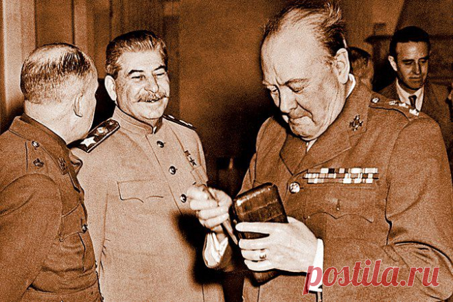 Британские СМИ выяснили, что Уинстон #Черчилль пытался убедить американцев нанести ядерный удар по СССР.
- Черчилль настойчиво просил сенатора-республиканца Стайлза Бриджа убедить президента США Гарри Трумэна нанести ядерный удар, который стер бы с лица земли Кремль и превратил бы Советский Союз в малозначительную проблему, - сообщает газета The Daily Mail. Журналисты отмечают, что Черчилль настолько боялся СССР, что готов был пожертвовать жизнями тысяч граждан: http://www.kp.ru/online