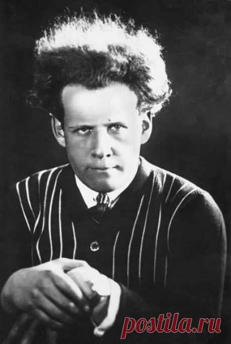 Сегодня исполняется 120 лет со дня рождения гениального режиссера Сергея Эйзенштейна, снявшего знаменитый фильм «Броненосец „Потёмкин“». В честь этого события предлагаем вам ознакомиться с наглядным мнение автора комикса «Как устроено кино» Эдварда Росса ( о революционности техники монтажа в этом фильме. #МИФКомиксы #КакУстроеноКино #кино #Filmish #кинематограф #ЭдвардРосс #комикс #графическийроман #СергейЭйзенштейн