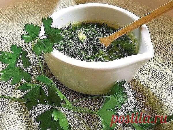 Источник здоровья — это обычная петрушка!

Никто не сомневается в пользе петрушки для организма человека. Но немногие, наверное, знают, чем богато это растение и как его можно применить в лечебных целях.