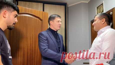 Водителю, сбившему мужчину с мачете в Подмосковье, вручили жилищный сертификат. В подмосковных Люберцах водителю, сбившему неадекватного мужчину с мачете, вручили жилищный сертификат. Об этом сообщает в Telegram-канале глава городского округа Владимир Волков. По словам Волкова, мужчина стал случайным свидетелем того, ...
