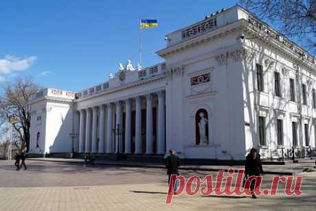 В Одессе убрали табличку с русским языком со здания мэрии. На здании мэрии в Одессе заменили табличку с надписью на русском языке на англоязычную. Теперь вместо надписи «Одесский городской совет» у входа появилась надпись: Odesa city council. Ранее в Киеве вандалы надели мешок на голову памятника русскому поэту Александру Пушкину.