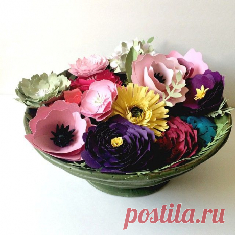 Happy First Day of Spring 💐 even though it feels like summer around here ☀️ #paperflowers are available in the shop link in profile  #paperfloradesign #paperflowerwall  #paperflowerbackdrop