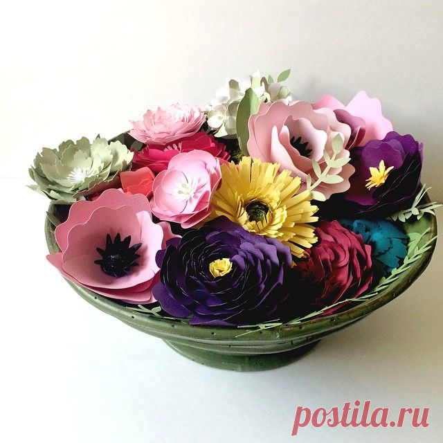 Happy First Day of Spring 💐 even though it feels like summer around here ☀️ #paperflowers are available in the shop link in profile  #paperfloradesign #paperflowerwall  #paperflowerbackdrop