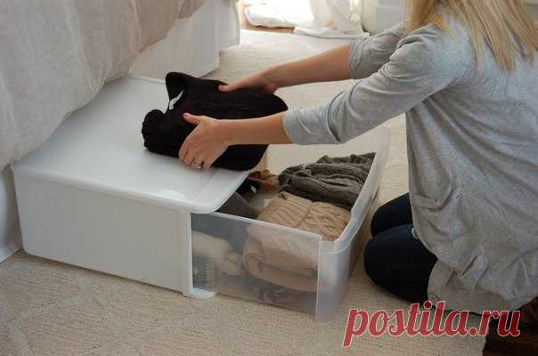 #хранение #одежда Складывать, сворачивать, развешивать на крючках и вешалках, убирать в коробку – для хранения разной одежды и аксессуаров нужна своя тактика. А вы уже достали осенние и зимние вещи с верхних полок?