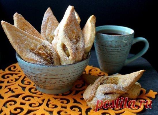 Яблочное печенье
Ингредиенты:
Масло сливочное — 200 г
Масло сливочное (для начинки) — 50 г 
Мука — 500 г
Молоко — 100 мл
Яйца — 2 шт.
Сахар — 120 г
Сахар (для начинки) — 50 г 
Яблоки — 4 шт.
Лимон — 1 шт.
Ванилин — 1 пакетик (1 г)
Соль — 1 щепотка
Разрыхлитель — 1 пакетик (10 г)
Сахарная пудра — для посыпки
Приготовление:
1. Сливочное масло (200 г) размягчить при комнатной температуре. В чашу выложить масло, сахар (120 г), яйца, молоко, ванилин и цедру лимона. Всё хорошо перемешать.
2. Всыпа