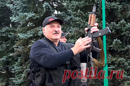 Лукашенко на день рождения подарили портрет с автоматом в сопровождении сына. Президенту Белоруссии Александру Лукашенко подарили на день рождения портрет, на котором он изображен с автоматом и в сопровождении вооруженного младшего сына Николая. По словам белорусского лидера, картину нарисовала дочь одного из сотрудников Службы безопасности Белоруссии.