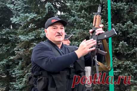 Лукашенко на день рождения подарили портрет с автоматом в сопровождении сына. Президенту Белоруссии Александру Лукашенко подарили на день рождения портрет, на котором он изображен с автоматом и в сопровождении вооруженного младшего сына Николая. По словам белорусского лидера, картину нарисовала дочь одного из сотрудников Службы безопасности Белоруссии.
