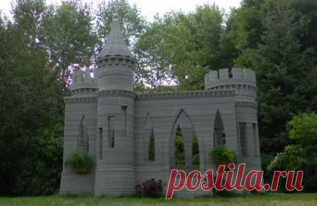 Инженер-строитель из США Андрей Руденко напечатал на 3D-принтере замок, сообщает портал 3dtoday.ru . Его принтер отличается точностью, он способен наносить слои цемента высотой 10 мм и толщиной 30 мм, так что поверхность стен кажется гладкой и однородной.
Показать полностью…