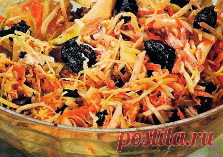Витаминный салат из капусты, чернослива и орехов