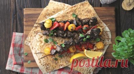 Шашлыкиз печенки - ПУТЕШЕСТВУЙ ПО САЙТУ. Самый простой способ приготовить печенку ягненка – пожарить на углях. Печенка очень нежная, поэтому обращаться с ней нужно максимально деликатно. – не пересушить, она должна остаться внутри розовой. И маринад выбирайте максимально простой – оливковое масло, чеснок и щепока зиры, этого достаточно, чтобы подчеркнуть вкус. ИНГРЕДИЕНТЫ 500 г печенки ягненка …