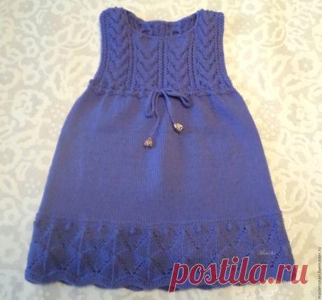 Вязаный сарафан 100% меринос Купить или заказать Вязаный сарафан 100% меринос в интернет-магазине на Ярмарке Мастеров. Вязаный сарафан для девочки, итальянская пряжа ВВВ 100% мериносовая шерсть. Размер на 1 - 1,5 года (80 -86). Длина сарафана -43 см, объем груди 52 см. Цвет темно-сиреневый (на фото немного отличается), наконечники на завязках металлические, золотого цвета. Сделаю на заказ в любом цвете и размере, цена может меняться в зависимости от размера. Срок изготовления - 7 дней.