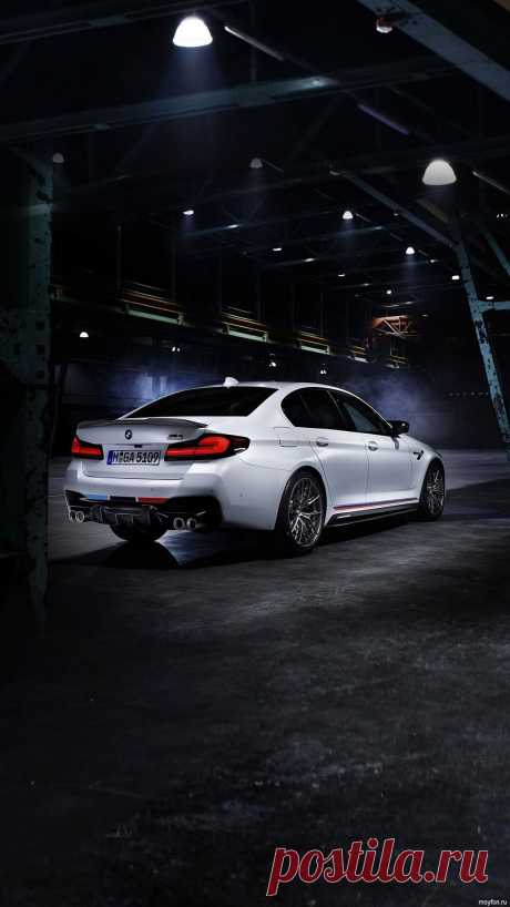 Скачать bmw на обои смартфона.