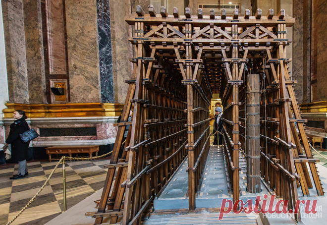 Макет лесов для установки колонн Исаакиевского собора  |  Интерьеры Исаакиевского собора - РИА Новости, 14.03.2017