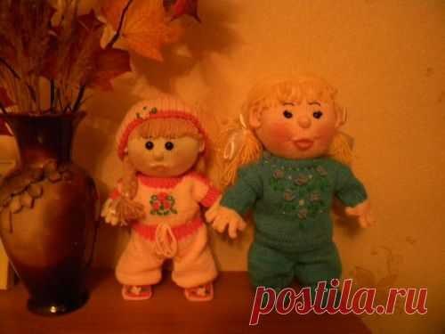 Кукла Аленка спицами.