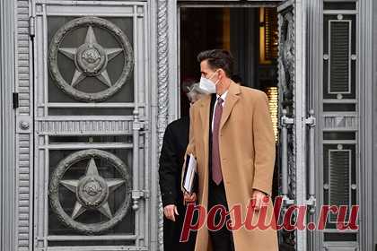 Политолог рассказал о возможном ответе США на высылку дипломата из России. Политолог Иван Коновалов заявил, что У США не осталось рычага воздействия на Россию, поэтому ждать ответа на высылку Москвой заместителя посла США Барта Гормана из страны не стоит. Американцы попытаются найти другие способы давления, уверен военный эксперт, но нужного эффекта она уже не добьются.