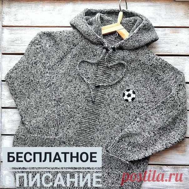 Джемпер с капюшоном от kutcher.elen

От автора
Итак,толщина нити у меня примерно 288 м 100г(пойдет 250-300 м).Спицы 2,5 мм.
Расход примерно 500 г на рост 145 см.
Мальчик у нас крепкий,поэтому смотрите сами.
Набирала на дополнительную нить 100 петель.

По центру 14 петель я вязала платочным полотном.
Регланные линии по 1 петле,я их вязала изнаночными,прибавки через ряд,накиды в следующем ряду вязать скрещенной петлей.
Когда достигла по 102 петли на переде и спинке,разделила...