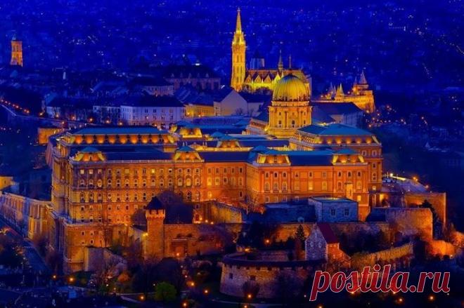 НОЧНОЙ БУДАПЕШТ, ВЕНГРИЯ 

 До 1873 года ни этого города, ни страны Венгрии на карте Европы не существовало. Город Будапешт искусственным образом составили из двух противоположностей, разделенных Дунаем: холмистая Буда на западном берегу и плоский Пешт на восточном. В Буде живут в средневековых игрушечных домиках и на почти сельских виллах, в Пеште – в тесных квартирах бывших модерновых дворцов ...
