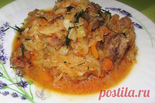 Тушеная капуста с мясом
По этому рецепту капуста получается вкуснейшая, нежная и мягкая, а мясо сочным и ароматным.