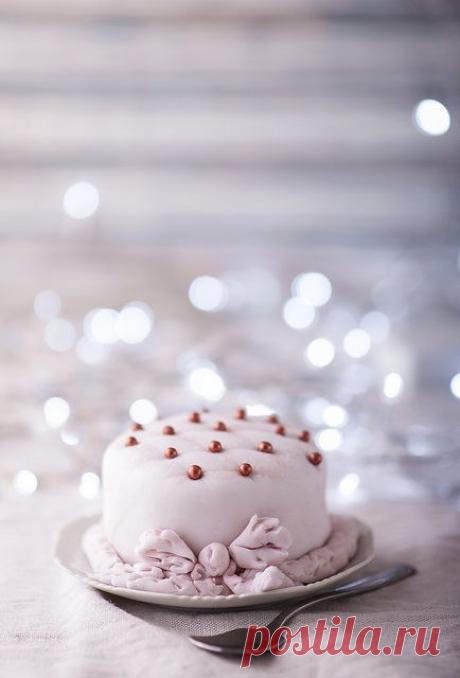 Small gift cake by vanilllaph on Flickr.