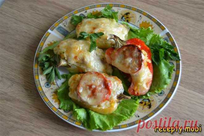 Перец фаршированный в духовке половинками под сыром с куриным филе и рисом