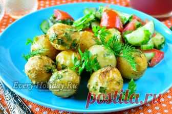 Молодой картофель запеченный в духовке целиком с чесноком и зеленью