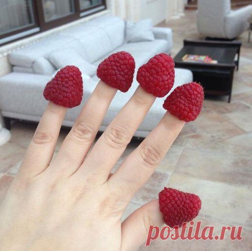 Малиновый маникюр: 22 фото идей с рисунками и стразами, пошаговая инструкция из 5-ти этапов