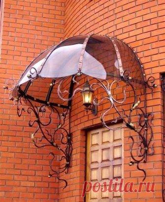Кованый козырек крыльца дома