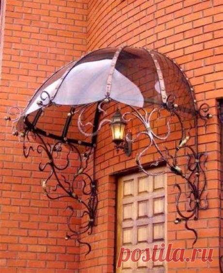 Кованый козырек крыльца дома