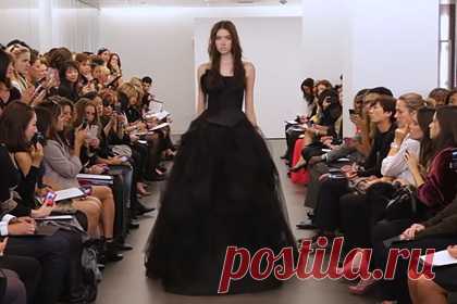 Новый цвет свадебных платьев стал трендом во время пандемии. Новый цвет свадебных платьев стал новым трендом в 2021 году. Эксперты связывают растущую популярность темных образов с бушующей пандемией коронавируса. PR-специалистка компании David's Bridal Лаура Маккивер заявила, что количество поисковых запросов на эту тему возросло в 3,7 раза по сравнению с 2020 года.