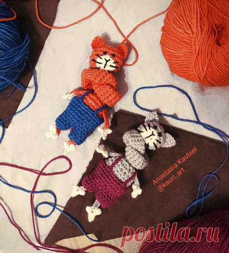 PDF Кот Завязот крючком. FREE crochet pattern; Аmigurumi toy patterns. Амигуруми схемы и описания на русском. Вязаные игрушки и поделки своими руками #amimore - кот с длинной шеей, котик в шортах, котёнок в шортиках, кот.