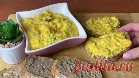 Вкуснейшая намазка на хлеб из самых простых продуктов

Быстрая и вкусная намазка на хлеб из простых ингредиентов. Это просто золото! Возьмем хлеб, морковь, лук, и приготовим простой и вкусный перекус за несколько минут. Она получается нежной и сытной. Никто не верит, что мы можем приготовить ее так просто!

Ингредиенты:
Лук-1 шт
Морковь-2 шт
Растительное масло-2 ст.л.
Соль-1/4 ч.л.
Чёрный молотый перец- щепотка
Плавленый сыр-100 г
Молоко-150 г
Укроп- пара веточек
Хлеб.

Пр...