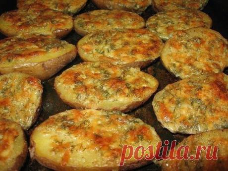 Вкусная картошечка с чесночком
Очень вкусненькая картошечка с чесноком – ОБЪЕДЕНИЕ!
Вкусная картошечка с чесночком – ингредиенты 
-  5 картофелин
-100 г мягкого сливочного масла
-5 ст.л. тертого Пармезана
-1 ст.л. сметаны
-3 очищенных и раздавленных дольки чеснока
-3 ст.л. мелко порезанной петрушки
Вкусная картошечка с чесночком – приготовление 
1. Берем 5 картофелин.
2. Тщательно моем.
3. Складываем ее в кастрюлю.
4. Затем наливаем воды, чтобы картошка была чуть прикрыта.
5. Варим до готовности