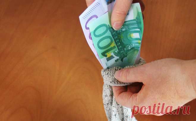 Литва предложила вложить деньги вместо носка в танк. Литва может увеличить оборонный бюджет с помощью гособлигаций, министр экономики предложила подумать: хранить деньги в носке или инвестировать в вооруженные силы. МИД Литвы сообщал о подсчете часов до следующего «этапа эскалации»