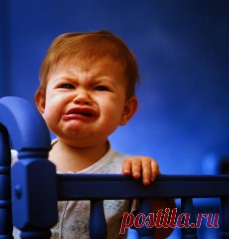 Три часа ночи. Сынок только что вылез из кроватки и заявил, что выспался. Мать говорит:- Сейчас ночь, все кругом спят.- Не волнуйся, мамочка, я сейчас поору, и все проснутся!