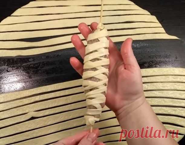 Потрясающее горячее блюдо к Новому году! 


Сочное мясо, хрустящее тесто, и всё это на деревянной шпажке…