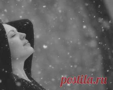 Снегопад – такое наважденье… 
С неба пух кристалликов летит… 
Тишиной наполненной лесною 
Наслаждаешься и дышишь, и летишь … 
И в душе восторг и радость счастья… 
Восхищаясь сказкою зимы… 
Чувствуешь дыханье светлой жизни… 
И паришь снежинкою в тиши… 
Философия зимы… несет блаженство… 
Ощущенье, трепета внутри… 
Тишина несет нам совершенство… 
Необычной зимней новизны… 
© Copyright: Эдельвейс-Татьяна