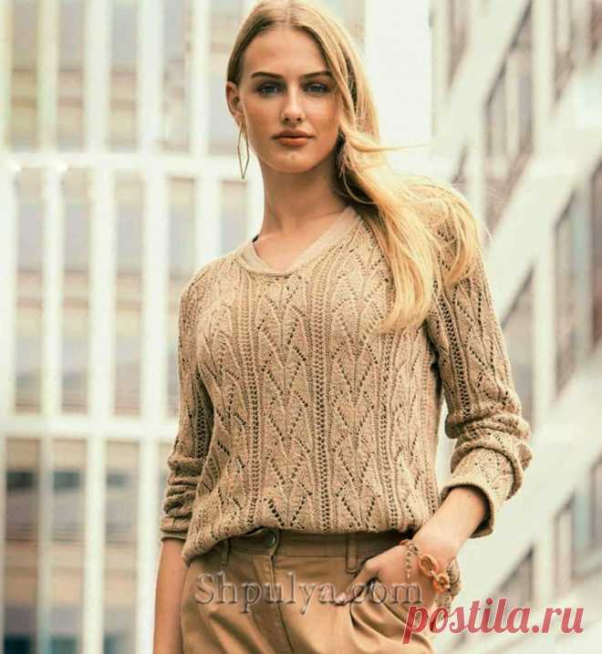 Пулоевер прямого силуэта связан различными выразительными ажурными узорами из вискозы со льном светло-коричневого цвета.