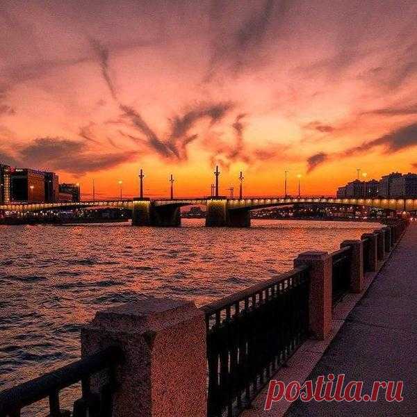 Закат в Санкт-Петербурге, Россия Кантемировский Мост