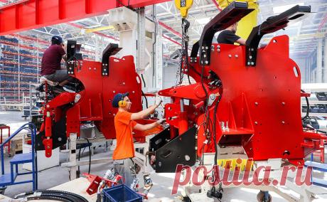 В России переобучат 1,5 млн специалистов для востребованных отраслей. Правительство собирается переподготовить за пять лет — с 2025 по 2030 годы — 1,5 млн квалифицированных специалистов для восполнения кадров в приоритетных отраслях экономики, пишет газета «Ведомости» со ссылкой на федеральный проект «Активные меры содействия занятости».