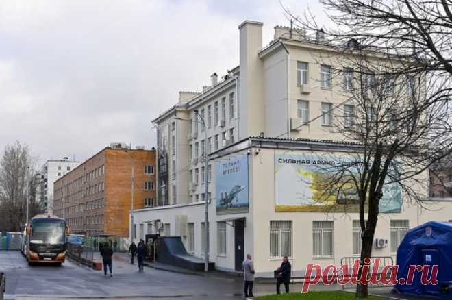 Собянин и Шойгу встретились с контрактниками в едином пункте отбора. Главе оборонного ведомства и мэру доложили о порядке прохождения кандидатами проверки и медицинских исследований.