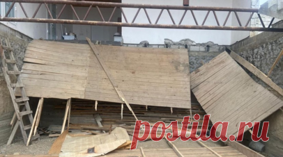 В Чечне после обрушения конструкции на похоронах в больницу попали 43 человека. Медицинская помощь после обрушения балкона частного домовладения на похоронах в Чечне понадобилась 84 людям, 43 их них госпитализировали. Читать далее