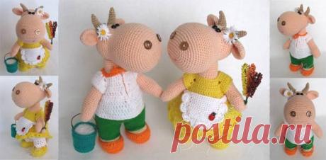 КОРОВКА И БЫЧОК

Материалы и инструменты: 

- пряжа основного цвета (я вязала jeans 160м\50г номер 21) – 1 или полтора моточка в зависимости от пллотности вязания; 
- пряжа для одёжки(минимум два цвета – платье и панталончики) на ваше усмотрение; 
- немного пряжи для рожек и кисточки хвоста; 
- немного пряжи для ведёрка; 
- шплинтовое крепление или 2 пуговицы (для коровки росточком 20 см диаметр 2 см). или можно обойтись без креплений, просто пришить голову)); 
- 2 полубус...